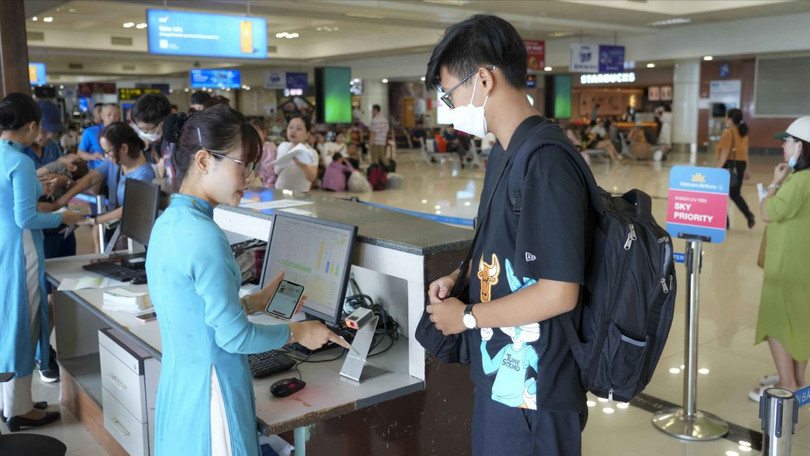 Hành khách sử dụng VNEID tại cửa ra tàu bay (1).jpg