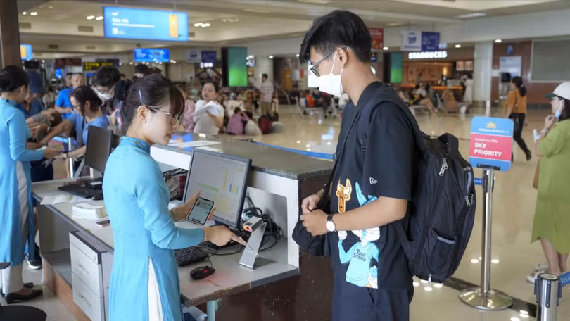 Hành khách sử dụng VNEID tại cửa ra tàu bay (1).jpg