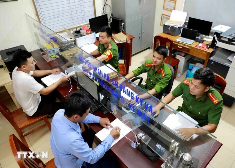 Người dân thực hiện thủ tục hành chính tại xã Yên Dương, huyện Tam Đảo, tỉnh Vĩnh Phúc. Ảnh TTXVN.