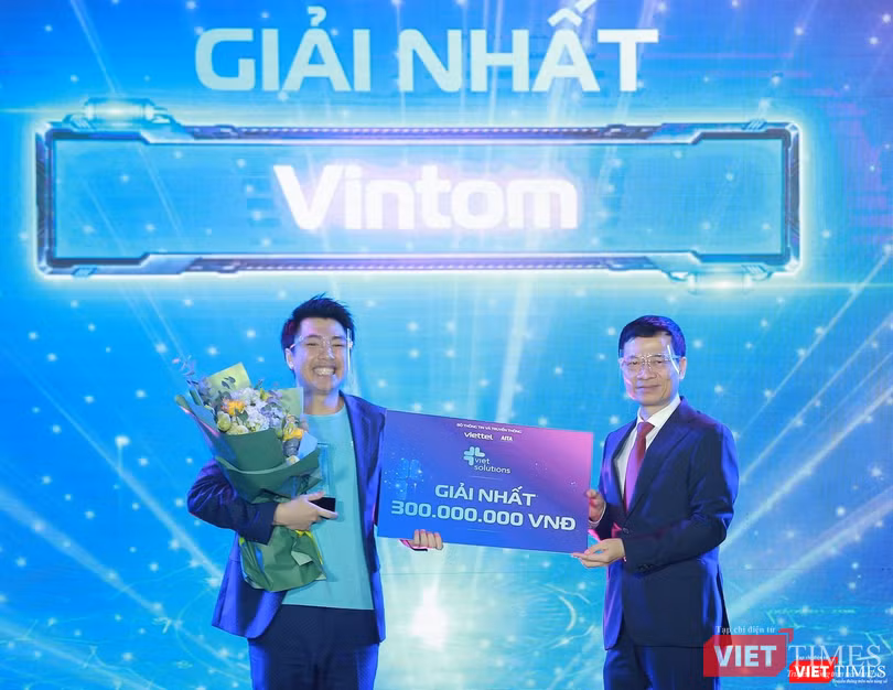 Bộ trưởng Nguyễn Mạnh Hùng trao giải thưởng cao nhất của Viet Solutions 2021 thuộc về Vintom với giải pháp chuyển dữ liệu số sang video.