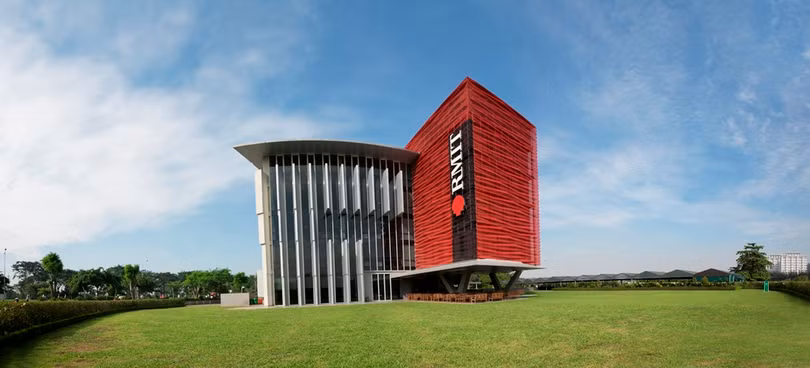 Tòa nhà giảng đường 2 của Đại học RMIT Việt Nam được đưa vào sử dụng năm 2013, cùng với việc khai trương cơ sở đào tạo Nam Sài Gòn.