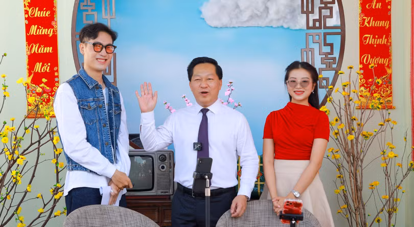 Ông Hoàng Tùng, Chủ tịch UBND TP Thủ Đức (giữa) tham gia trong livestream bán hàng cùng các nhà sáng tạo nội dung.