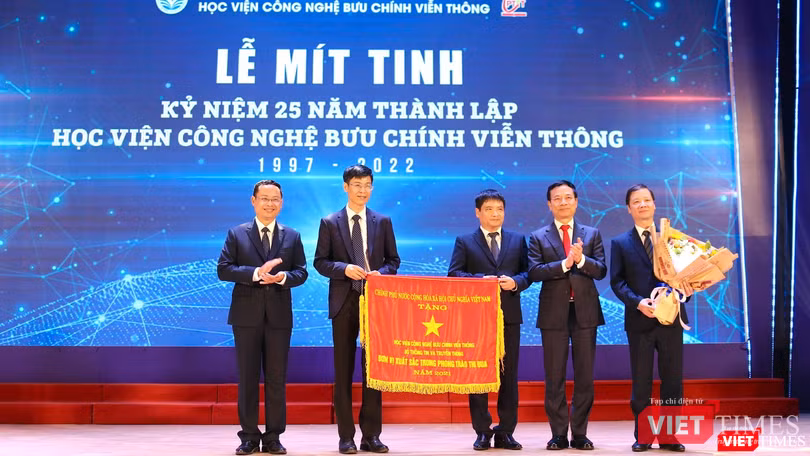 Bộ trưởng Bộ Thông tin và Truyền thông Nguyễn Mạnh Hùng trao Cờ thi đua của Chính phủ năm 2021 cho Học viện.