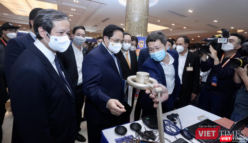 Thủ tướng thăm các gian triển lãm về đổi mới sáng tạo khoa học công nghệ. Thủ tướng thăm các gian triển lãm về đổi mới sáng tạo khoa học công nghệ.