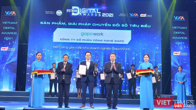 Ông Chu Đức Minh - Giám đốc Công nghệ của Công ty CP Công nghệ Gapo - nhận bằng chứng nhận và Cup Giải pháp Chuyển đổi số tiêu biểu của Giải thưởng Chuyển đổi số Việt Nam 2021 cho Nền tảng giao tiếp doanh nghiệp GapoWork