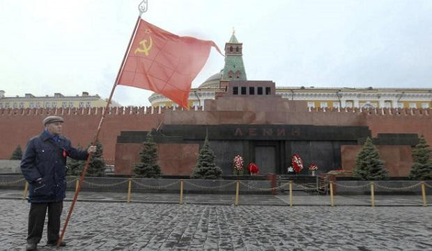 Lăng Lenin ở Quảng trường Đỏ, Moskva - nơi đã có thời gian bảo quản thi hài của Stalin. Lăng Lenin ở Quảng trường Đỏ, Moskva - nơi đã có thời gian bảo quản thi hài của Stalin.