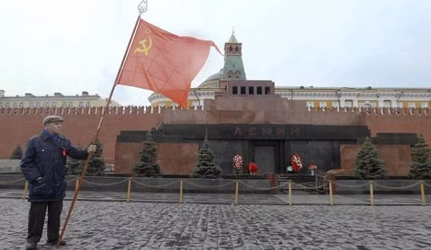 Lăng Lenin ở Quảng trường Đỏ, Moskva - nơi đã có thời gian bảo quản thi hài của Stalin.