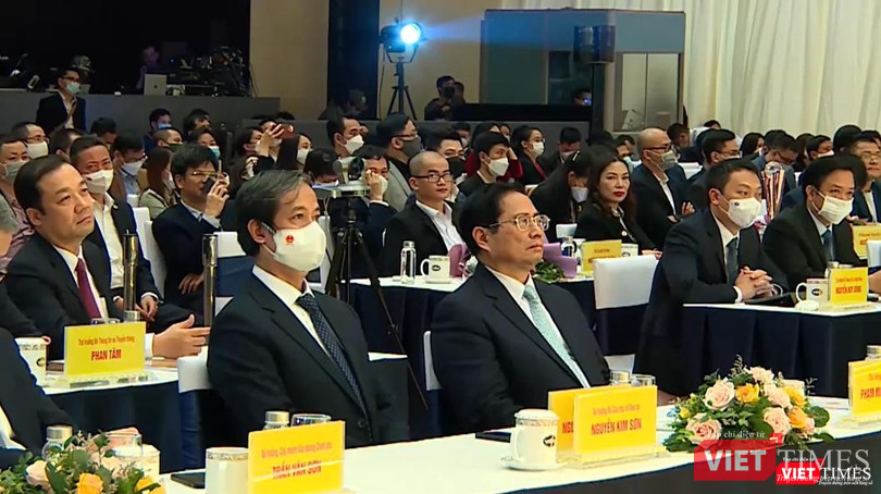 Thủ tướng Phạm Minh Chính cùng các thành viên Chính phủ và cộng đồng công nghệ số lắng nghe nội dung trao đổi của Bộ trưởng Nguyễn Mạnh Hùng.