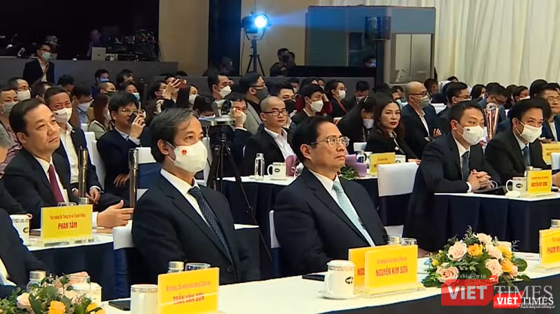 Thủ tướng Phạm Minh Chính cùng các thành viên Chính phủ và cộng đồng công nghệ số lắng nghe nội dung trao đổi của Bộ trưởng Nguyễn Mạnh Hùng.