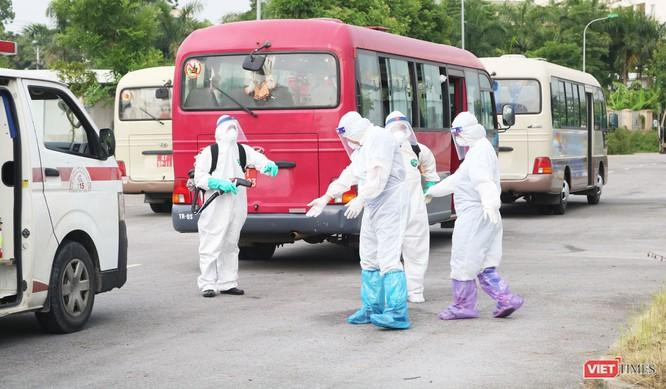 Nhân viên y tế phun khử khuẩn để phòng COVID-19.