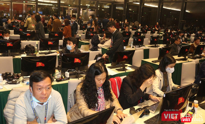 Các hoạt động an toàn thông tin tại Đại hội luôn được đảm bảo 24/7. Trong ảnh, các Phóng viên đợi kết quả bầu Ban Chấp hành Trung ương Đảng - chụp lúc 22h45 ngày 30/1/2021, tại Trung tâm Báo chí của Đại hội.