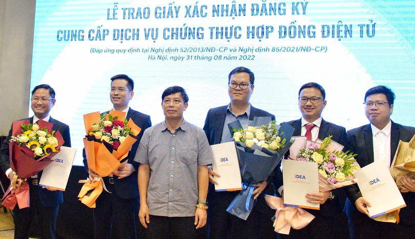 Cục trưởng Cục Thương mại điện tử và Kinh tế số Đặng Hoàng Hải trao Giấy xác nhận đăng ký cung cấp dịch vụ chứng thực hợp đồng điện tử cho 5 doanh nghiệp 