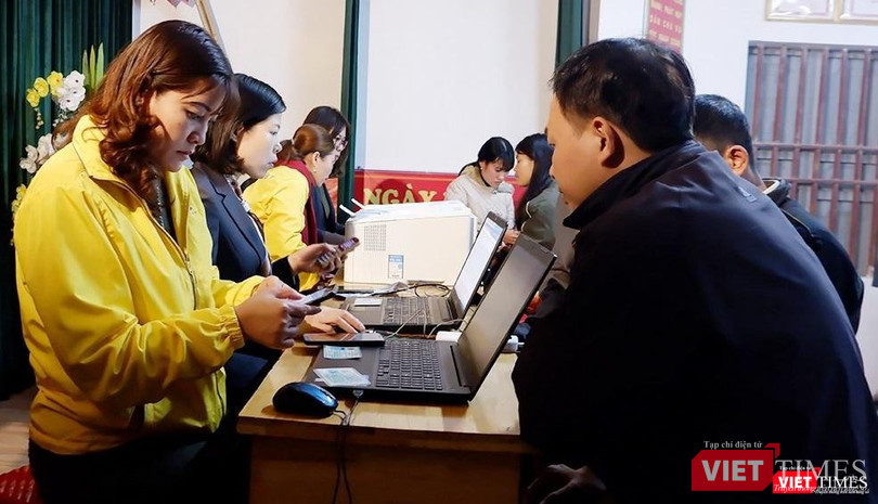 Nhân viên Bưu điện hỗ trợ người dân đăng kí tài khoản định danh xác thực điện tử PostID Nhân viên Bưu điện hỗ trợ người dân đăng kí tài khoản định danh xác thực điện tử PostID