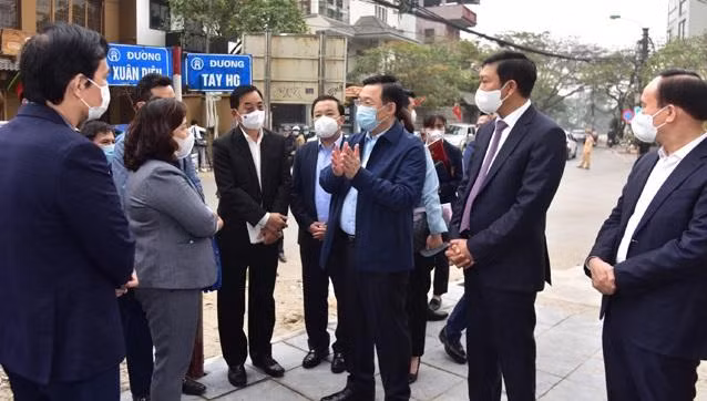 Bí thư Thành ủy Vương Đình Huệ kiểm tra công tác cách ly tại Khách sạn Somerset West Point. Ảnh: UBND TP. Hà Nội.