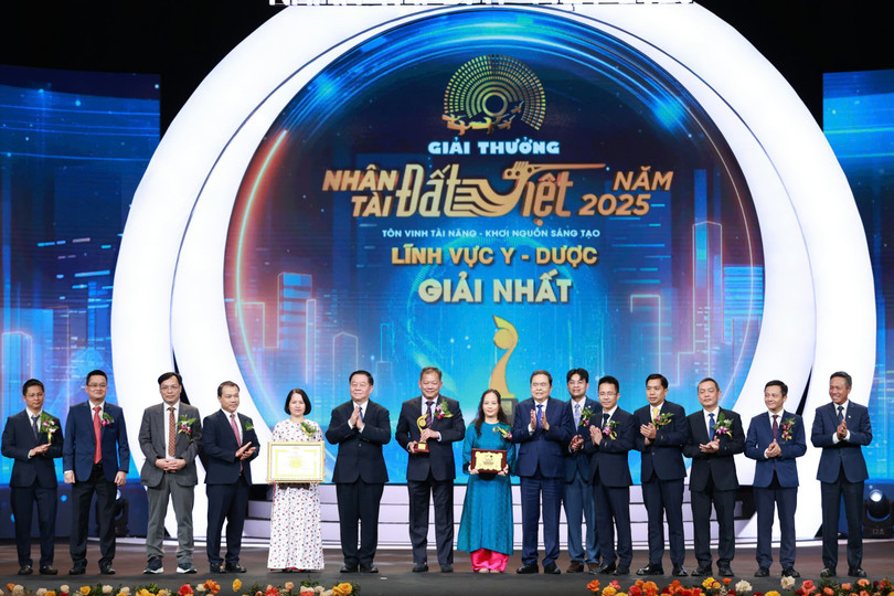 Chủ tich man trao 1 giải.jpg