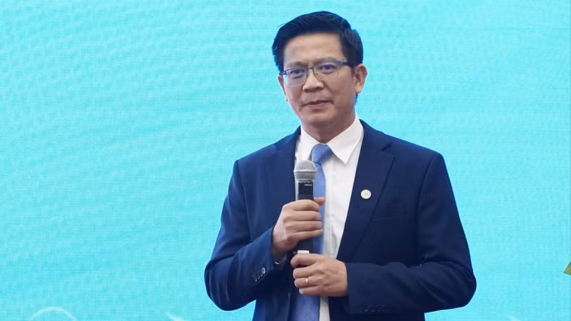 Ông Lê Văn Tuấn, Cục trưởng Cục Tần số vô tuyến điện trình bày tại Hội nghị..jpg