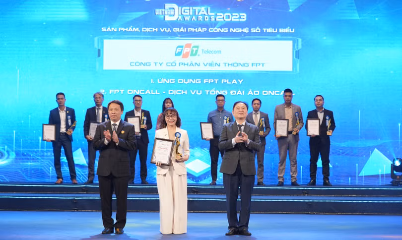 Bà Tô Nam Phương - Giám đốc Đối ngoại FPT Telecom đại diện lên nhận giải thưởng.