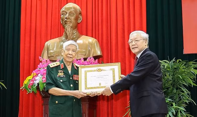 Tổng Bí thư, Chủ tịch nước Nguyễn Phú Trọng trao Huy hiệu 70 năm tuổi Đảng cho nguyên Tổng Bí thư Lê Khả Phiêu (ngày 25/8/2019)..