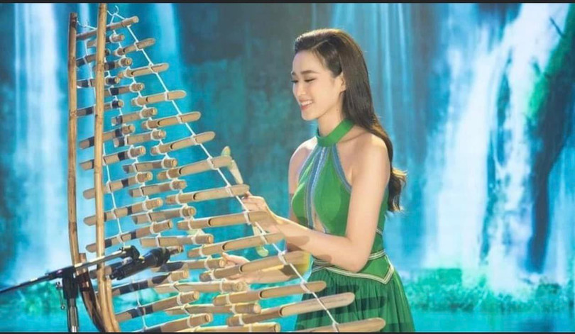 "Nhưng mà cô hoa hậu nầy hát hay biểu diễn bài đó nghe ra cũng ngộ nghĩnh (nếu người Mỹ hiểu). Người Mỹ họ thì hoan hỷ, không cố chấp như dân ta. Đôi khi hát như rứa lại càng thêm vui và lạ lẫm"- GS Liêm. "Nhưng mà cô hoa hậu nầy hát hay biểu diễn bài đó nghe ra cũng ngộ nghĩnh (nếu người Mỹ hiểu). Người Mỹ họ thì hoan hỷ, không cố chấp như dân ta. Đôi khi hát như rứa lại càng thêm vui và lạ lẫm"- GS Liêm.