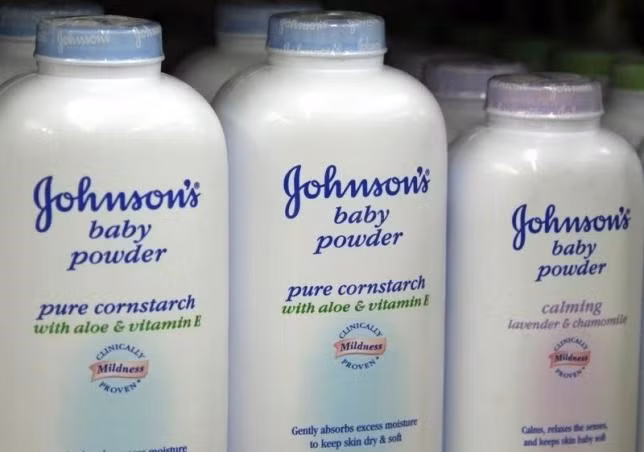 Johnson & Johnson bồi thường 72 triệu USD vì phấn rôm gây ung thư