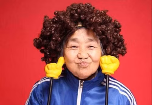 Cháu gái biến bà nội 80 tuổi trở nên "sành điệu nhất quả đất"