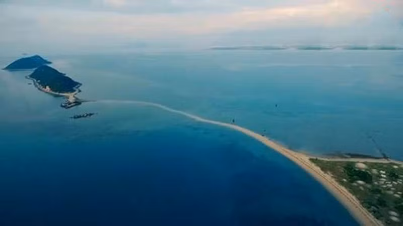 Cận cảnh hòn đảo có lối đi giữa biển duy nhất tại Việt Nam