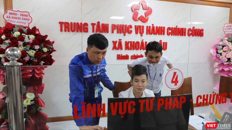Cán bộ của VNPT hỗ trợ kỹ thuật tại một trung tâm hành chính công của xã Khoái Châu.