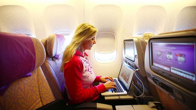 Một hành khách đang sử dụng Internet trên chuyến bay của hãng hàng không Emirates Airline tháng 12/2009.