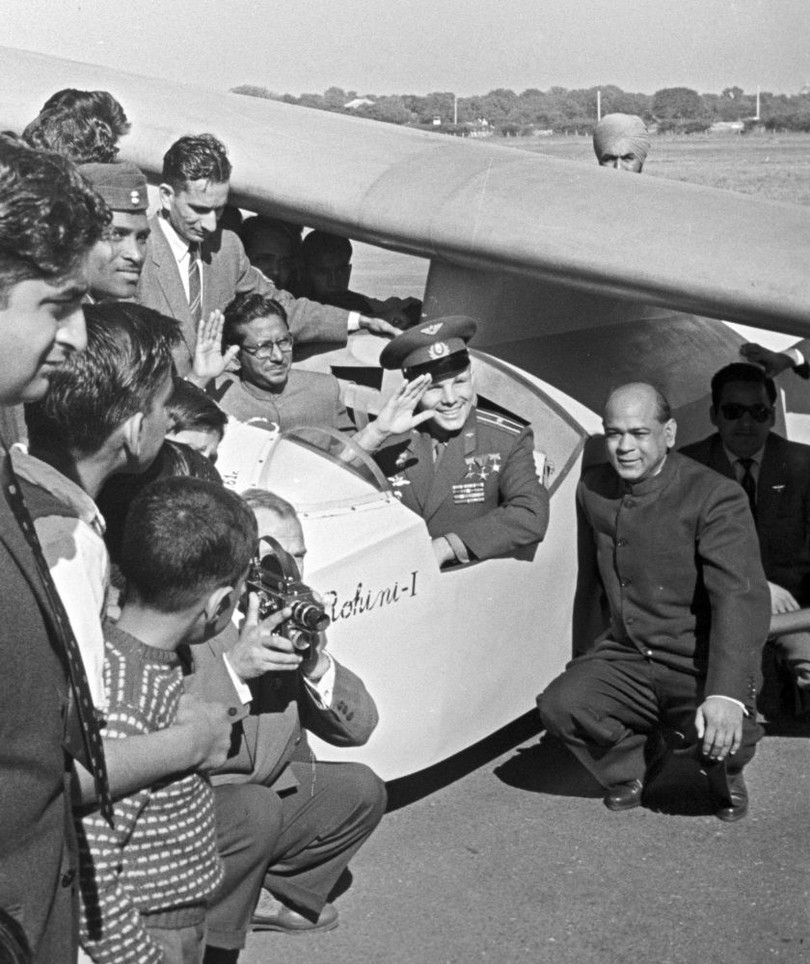 Yuri Gagarin thăm các VDV tàu lượn Delhi, tháng 11 năm 1961. 