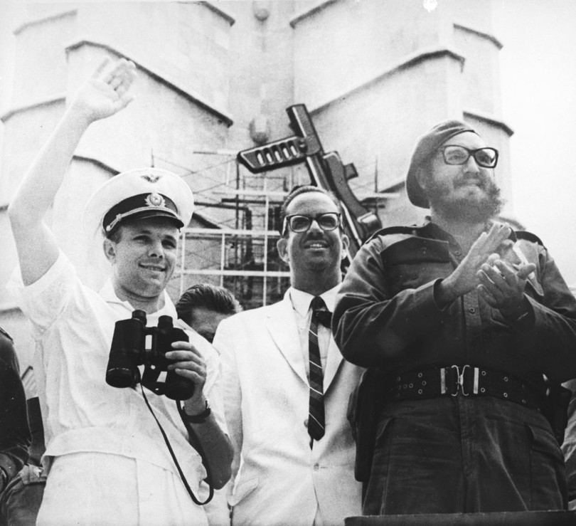 Nhà du hành vũ trụ Yuri Gagarin, Chủ tịch Cuba Osvaldo Dorticos và Thủ tướng Fidel Castro trong một ngày lễ ở Havana, Cuba.
