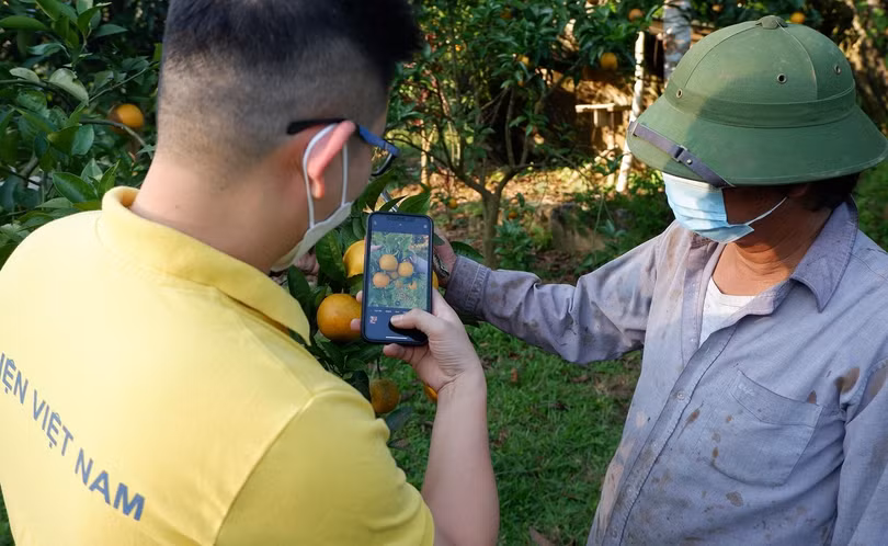 Nông dân được hướng dẫn sử dụng máy tính, điện thoai thông minh, Internet, nền tảng thương mại điện tử… để sớm làm chủ được hình thức bán hàng mới.