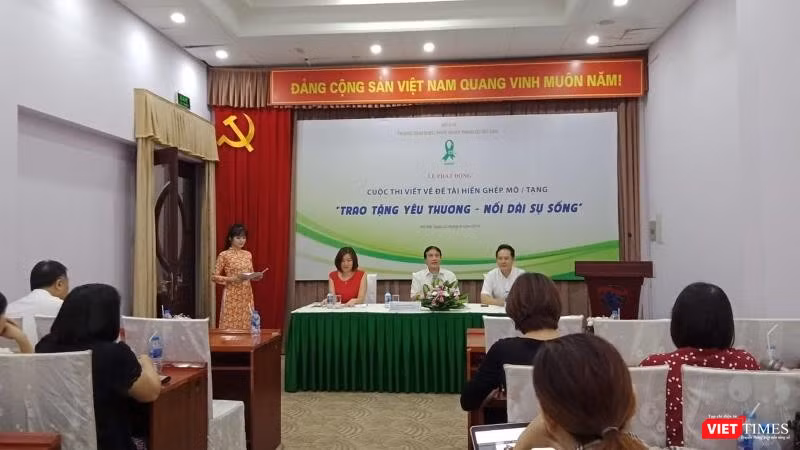 Đại diện ban tổ chức thông tin tới báo chí về cuộc thi viết chủ đề hiến, ghép tạng.