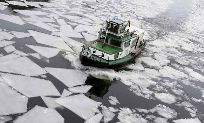 Con thuyền trên dòng sông băng Spree ở Berlin, Đức, vào mùa đông ngày 8/1/2016.