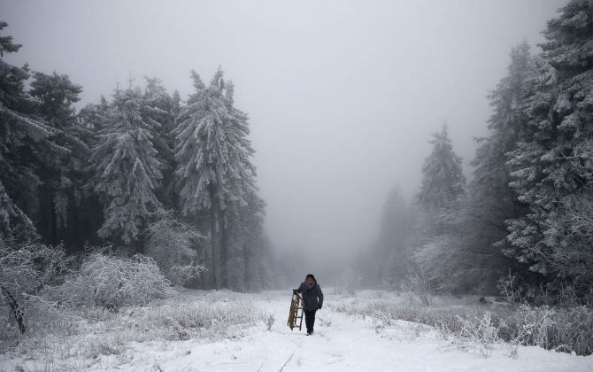 Ricardo đến từ Mexico City đi bộ trên ngọn đồi tuyết ở núi Feldberg, Đức, ngày 4/1/2016.