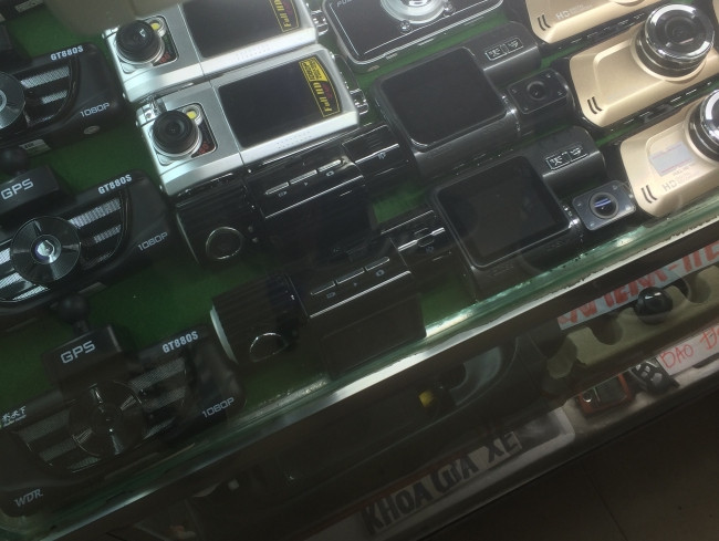 Đa dạng các chủng loại camera. Ảnh: H.V Đa dạng các chủng loại camera. Ảnh: H.V