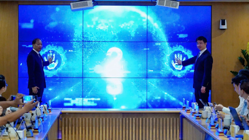 Lãnh đạo Bộ Khoa học và Công nghệ và Liên đoàn Thương mại và Công nghiệp Việt Nam thực hiện nghi thức phát động giải thưởng “Sản phẩm công nghệ số Make in Viet Nam” năm 2025.