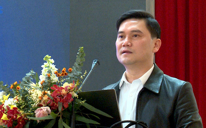 Ông Lương Mạnh Hà - Phó UBND thị xã Nghĩa Lộ phát biểu tại Hội nghị.