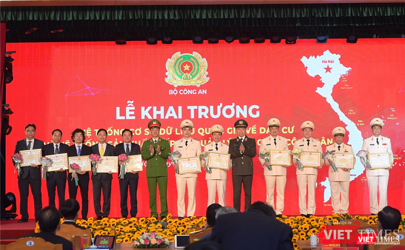 Bộ trưởng Tô Lâm và Thứ trưởng Nguyễn Duy Ngọc trao bằng khen của Bộ Công an và hoa chúc mừng cho các tập thể có nhiều đóng góp xây dựng hệ thống. Bộ trưởng Tô Lâm và Thứ trưởng Nguyễn Duy Ngọc trao bằng khen của Bộ Công an và hoa chúc mừng cho các tập thể có nhiều đóng góp xây dựng hệ thống.