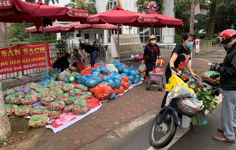Nông sản được bán "giải cứu" tại điểm Skyline Coffee bán đảo Hoàng Cầu là cà chua và bắp cải.