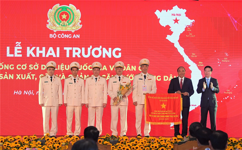 Thủ tướng Nguyễn Xuân Phúc và ông Võ Văn Thưởng - Ủy viên Bộ Chính trị, Thường trực Ban Bí thư - trao Bằng khen của Chính phủ và tặng hoa chúc mừng cho các tập thể có thành tích xuất sắc. Ảnh: Bộ Công an Thủ tướng Nguyễn Xuân Phúc và ông Võ Văn Thưởng - Ủy viên Bộ Chính trị, Thường trực Ban Bí thư - trao Bằng khen của Chính phủ và tặng hoa chúc mừng cho các tập thể có thành tích xuất sắc. Ảnh: Bộ Công an
