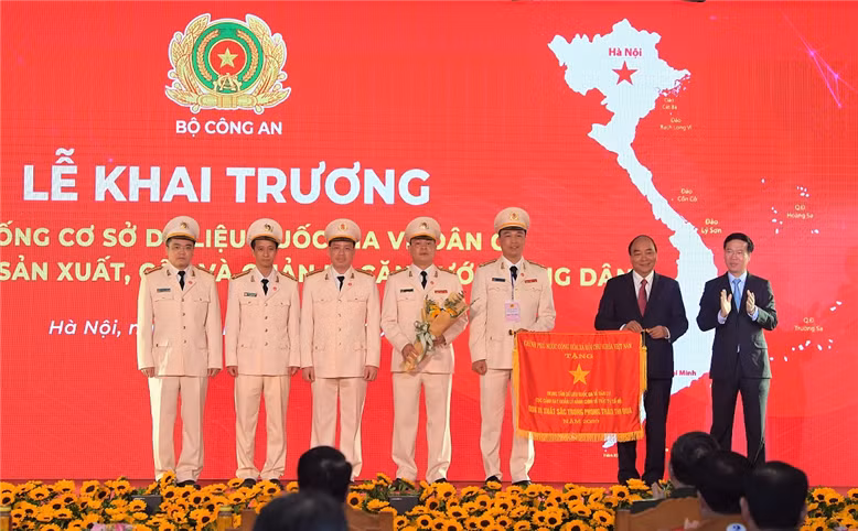 Thủ tướng Nguyễn Xuân Phúc và ông Võ Văn Thưởng - Ủy viên Bộ Chính trị, Thường trực Ban Bí thư - trao Bằng khen của Chính phủ và tặng hoa chúc mừng cho các tập thể có thành tích xuất sắc. Ảnh: Bộ Công an