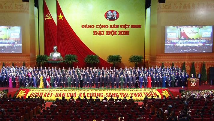 Ban Chấp hành Trung ương khóa XIII ra mắt Đại hội tại phiên bế mạc Đại hội Đảng lần thứ XIII, sáng 1/2.