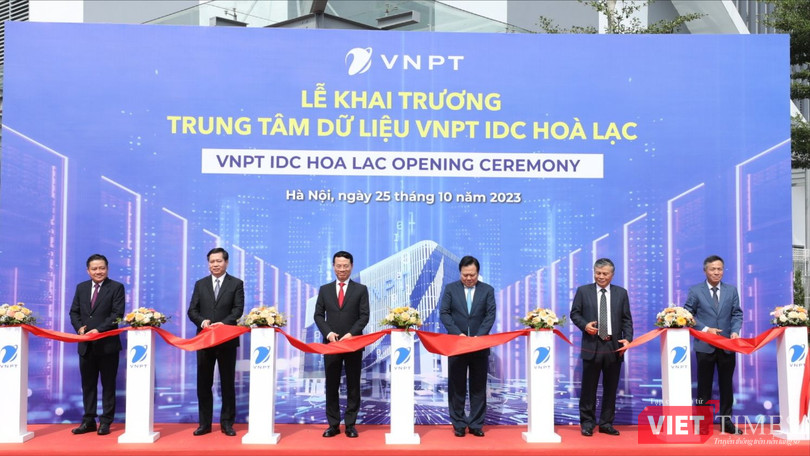 vt_Các đại biểu thực hiện nghi thức khai trương VNPT IDC Hòa Lạc.jpg