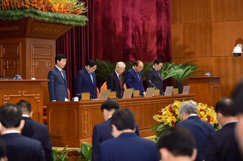 Trung ương đã dành 1 phút mặc niệm đồng bào, đồng chí, chiến sĩ hy sinh, từ trần vì dịch bệnh COVID-19 vừa qua.