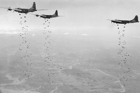 Oanh tạc cơ Mỹ rải bom xuống các vị trí của quân tình nguyện Trung Quốc trong Chiến tranh Triều Tiên. Ảnh: AP.