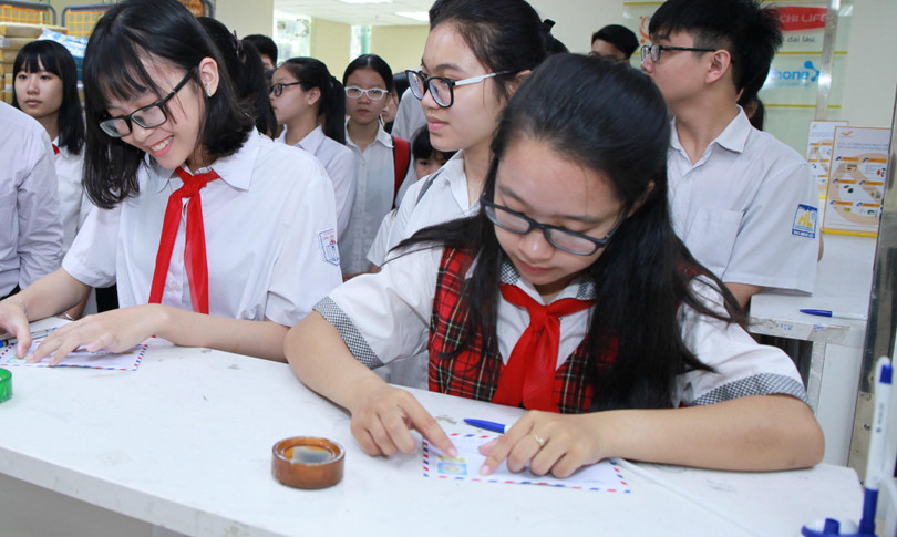 Các em học sinh gửi thư dự thi Viết thư quốc tế UPU.