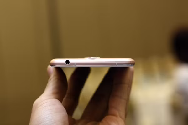 Giắc 3,5mm ở đỉnh máy.