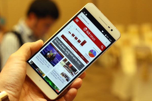 Prime X Max có giá 6.990.000 đồng, nổi bật với RAM 3GB, camera 21MP, sạc không dây, cảm biến vân tay.