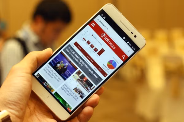 Prime X Max có giá 6.990.000 đồng, nổi bật với RAM 3GB, camera 21MP, sạc không dây, cảm biến vân tay.