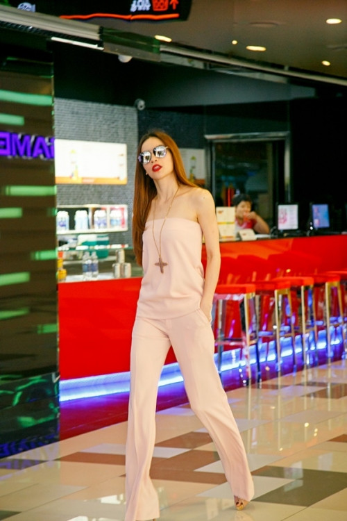 Trong lần gặp gỡ đầu tiên, cô đã gây được ấn tượng với cựu danh thủ thành Maschester nhờ ngoại hình xinh đẹp và phong cách thời trang ấn tượng.